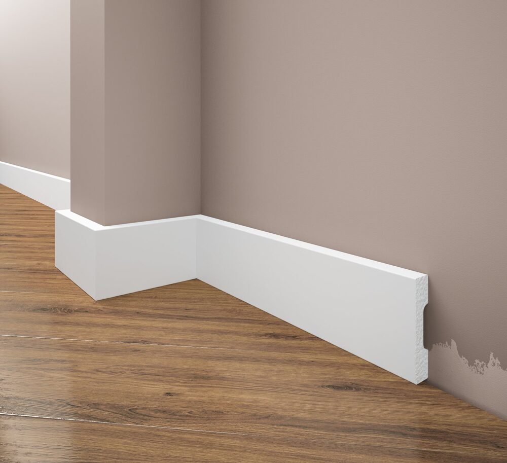 Sockelleiste 40 × 10 mm, weiß lackiert